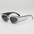 Occhiali da sole retro cat eye con montatura argento metallizzato e lenti grigie - Montatura Esterna Bianca Interna Nera Lenti Grigie
