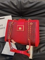 Rote Umhängetasche mit Krokodilprägung, Goldkette und elegantem Drehverschluss - Rot