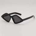Retro geometrische Cateye-Sonnenbrille mit schwarzem Rautenrahmen und Nieten - Schwarzer Rahmen Graue Gläser