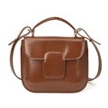 Glänzende dunkelbraune quadratische Handtasche mit Griff und verstellbarem Schultergurt - Braun