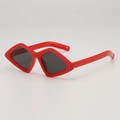 Coole rote geometrische Rauten-Sonnenbrille mit dunklen Gläsern im Retro-Cat-Eye-Stil - Roter Rahmen Graue Gläser