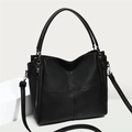 Bolso tote grande de cuero negro con textura litchi, bandolera y cremalleras decorativas - Negro