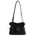 Bolso tote plisado negro minimalista con hebilla plateada sobre fondo blanco limpio - Negro