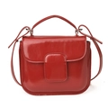 Schicke rote Lackleder-Handtasche mit quadratischer Klappe und rundem Griff im Vintage-Stil - Rot