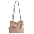 Minimalistische beige Faltentasche mit langen Schulterriemen und Metallösen-Details - Aprikose