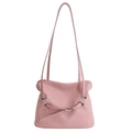 Schicke sanftrosa Schultertasche mit Falten, Lederriemen und silberner Metallschnalle - Rosa