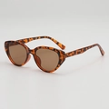Retro cat-eye sunglasses with tortoise shell frames and brown tinted lenses for women - Leopard Frame / Tea Lens