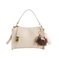 Bolso Boston de cuero crema con detalles dorados y un colgante de peluche de monstruo café - Blanco