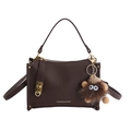 Bolso bandolera de cuero marrón oscuro con herrajes dorados y un colgante de peluche - Marrón