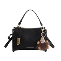 Bolso Boston negro con textura litchi y un tierno colgante de monstruo de peluche - Negro