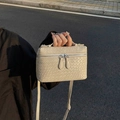 Elegante bolso bandolera beige con textura tejida, asa superior y cremallera plateada - Blanco Roto
