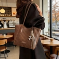 Braune geflochtene Tragetasche für Damen mit Taschenanhängern und großem Innenraum - Braun