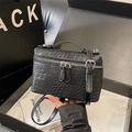 Bolso bandolera minimalista de cuero trenzado negro con cremalleras dobles y asa superior - Negro