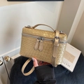 Bolso de mano champán dorado con textura tejida y correa de hombro ajustable - Dorado