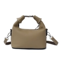 Minimalistische khakifarbene Lederhandtasche mit Textur und silbernem Drehverschluss - Khaki