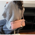 Roze minimalistische schoudertas van imitatieleer met tweekleurige pluche hanger - Roze