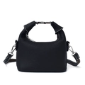 Minimalistische schwarze Handtasche aus genarbtem Leder mit silbernen Metallbeschlägen - Schwarz