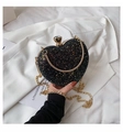 Dettaglio borsa da sera a cuore con paillettes colorate e catena dorata lucida - Nero
