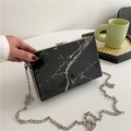Quadratische Box-Clutch mit schwarzer Marmortextur, Silberkette und Metallschnallenschloss - Schwarz
