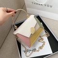 Borsa a tracolla moderna color block con manico ad anello dorato e catena sottile - Bianco (Colore a Contrasto)