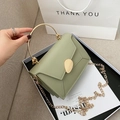 Borsa a tracolla strutturata verde salvia con manico a cerchio dorato e catenella chic - Verde