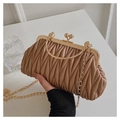 Detailansicht der braunen Falten-Clutch mit goldenem Metallrahmen und feiner Kettenriemen - Khaki
