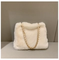 Weiße Kunstfell-Umhängetasche mit goldener Kette für stilvolle Wintermode - Weiß