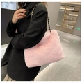 Schicke rosa Webpelz-Umhängetasche mit goldener Kette auf schwarzem Blazer getragen - Rosa