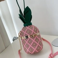 Dettaglio borsa a forma di ananas con borchie dorate e chiusura a foglia verde - Rosa