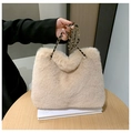 Minimalistische beige Plüsch-Umhängetasche mit hochwertiger Metall-Leder-Kette - Khaki