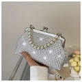 Elegante weiße Abendtasche mit Strasssteinen, Perlengriff und Metallrahmen - Gold