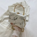 Sac bandoulière élégant à motif marbre avec poignée en bambou dorée et chaîne - Blanc