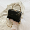 Sac boîte élégant à texture marbre noir avec poignée en bambou doré et chaîne - Noir
