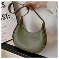 Donkergroene hobo tas met lychee textuur, bruine riem en gouden rits detail - Groen