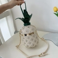 Borsa a tracolla beige a forma di ananas con cuciture a rombi e catena in metallo - Bianco