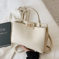 Schicke cremeweiße Handtasche aus Leder mit goldfarbenem Drehverschluss und Gurt - Weiß