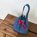 Blaue Denim-Beuteltasche mit roten Herzstickereien und Kordelzug, Freizeitstil für Damen - Blau