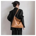 Bolso tote grande de cuero suave marrón en modelo con un estilo minimalista y urbano - Marrón Oscuro