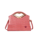 Sac bandoulière rose corail texture crocodile avec poignée métallique en forme de lèvres - Rose