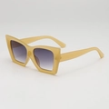 Occhiali da sole beige jelly con lenti sfumate viola in un design quadrato e minimalista - Montatura Gialla Doppia Lente Grigia
