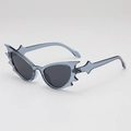 Gothic-Sonnenbrille in Fledermausform mit halbtransparentem graublauem Rahmen und Gläsern - Transparenter Grauer Rahmen Graue Linse