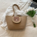Stroh-Schultertasche mit Perlenschnalle und brauner Lederklappe in Khaki-Farbe - Khaki