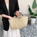 Borsa a mezzaluna intrecciata con manici in perline di legno per le vacanze estive - Bianco latte