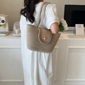 Beigefarbene Strohtasche mit Perlenknopf und gewebten Schultergurten für den Sommer - Schwarz