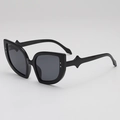 Occhiali da sole neri cat-eye esagerati con montatura a punte e rivetti d'argento - C03 Z-3 / montatura nera con lenti grigie