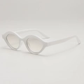 Occhiali da sole cat-eye retrò con montatura bianca ondulata e lenti trasparenti chic - Montatura Bianca Lenti a Specchio Argento