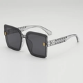 Lunettes de soleil carrées oversize tendance avec monture gris transparent et détail doré - B03 Z-2 / Monture grise translucide Verres gris