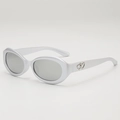 Schicke ovale silberne Sonnenbrille mit herzförmigen Bügeln im 45-Grad-Winkel gezeigt - Silberner Rahmen Weiße Spiegelgläser