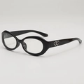 Ovale schwarze Sonnenbrille mit dekorativen silbernen Hohlherzen an den Seitenbügeln - Schwarzer Rahmen Klare Gläser