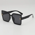 Lunettes de soleil carrées noires avec branches texturées et détails dorés - B03 Z-2 / Monture Noire Verres Gris